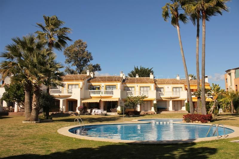 Frontline beach, 5 bedrooms townhouse located near the famous Bora-Bora restaurant en San Pedro Alcantara.
