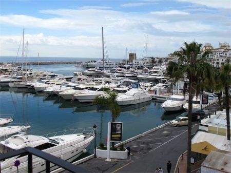 Spacious apartment located in the heart of Puerto Banus