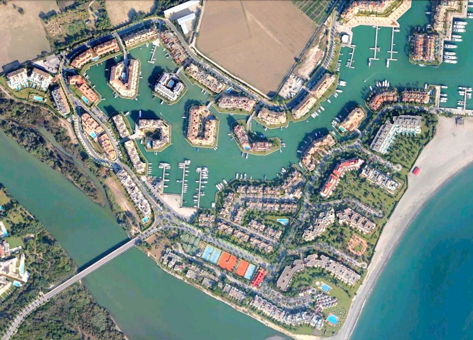 Marina de Storgrande, Puerto y Rio Guadiaro desde vista aérea. Bird view of Sotogrande port and La Marina