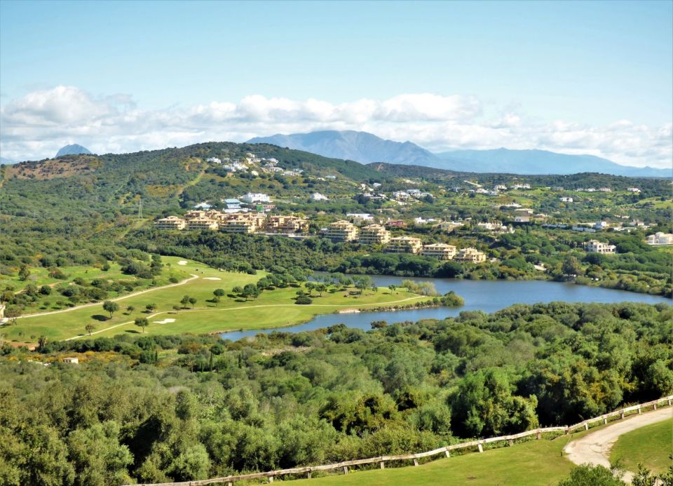 Campo de Golf en Sotogrande, apartamentos, y de fondo las montañas