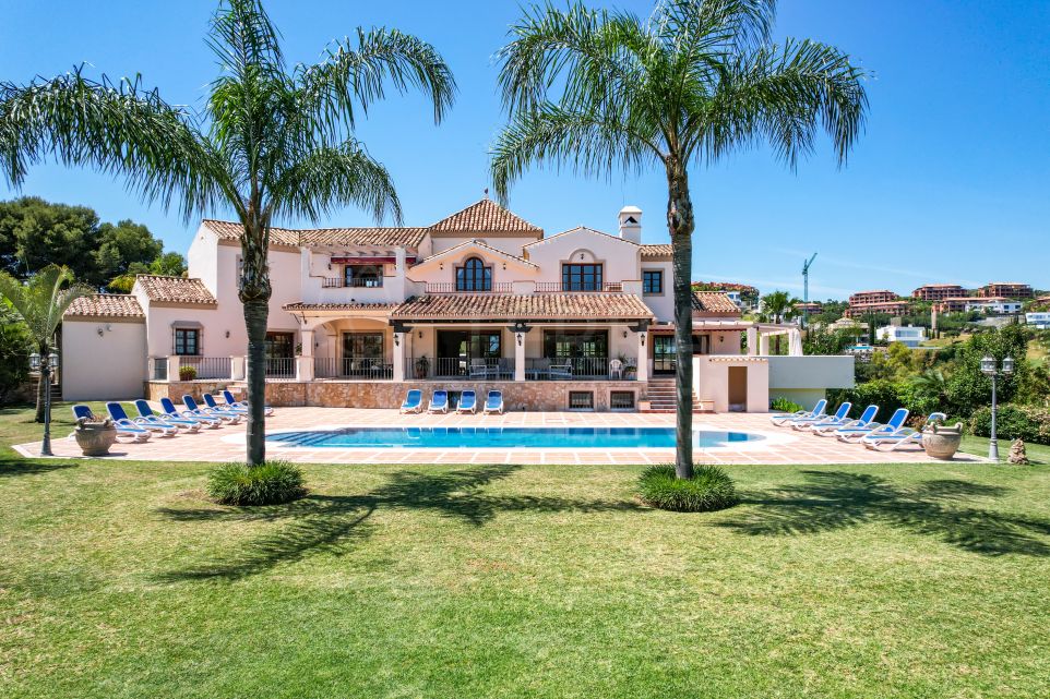 Classic Mediterranean style luxury villa with mountain views for sale in Finca del Lago, Cancelada
