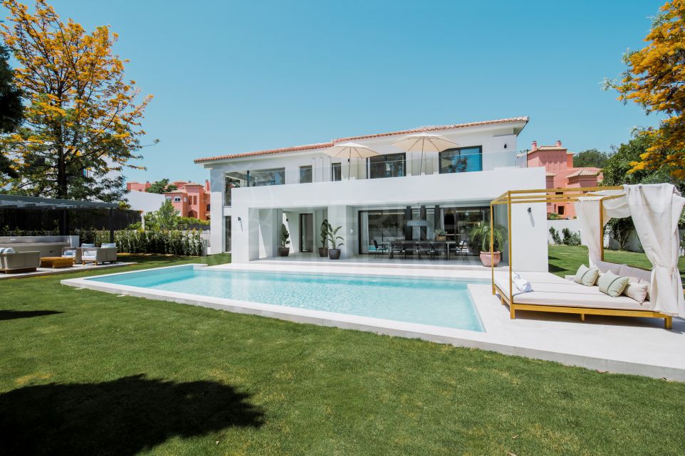 Impressive new custom-built villa for sale in Guadalmina Baja, San Pedro de Alcantara