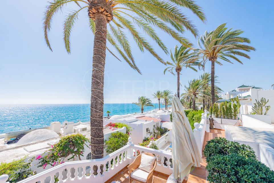Beachfront townhouse with wow factor views for sale in El Oasis Club, Marbella Golden Mile