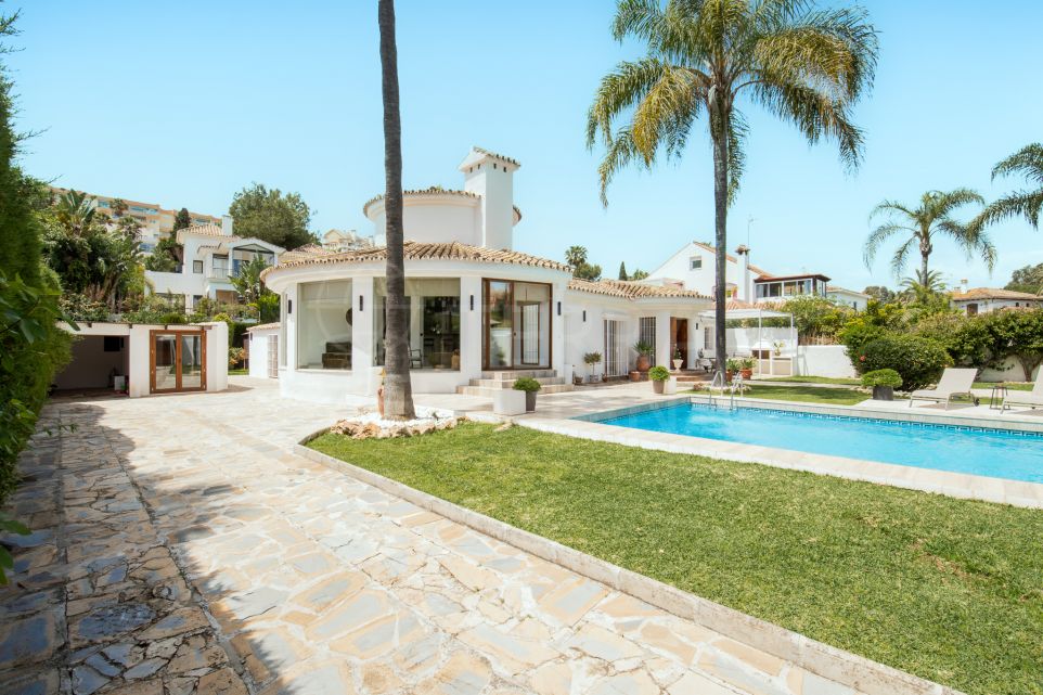Light and cheerful luxury villa for sale in the Golf Valley, Nueva Andalucia, Marbella