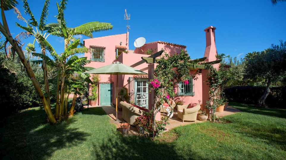 Charming rustic style 3 bedroom villa on large plot with horse stables for sale in Guadalobon, Estepona