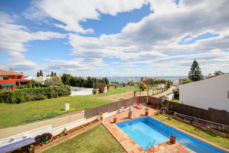 Villa with sea views and private swimming pool for sale in Arena Beach, Estepona