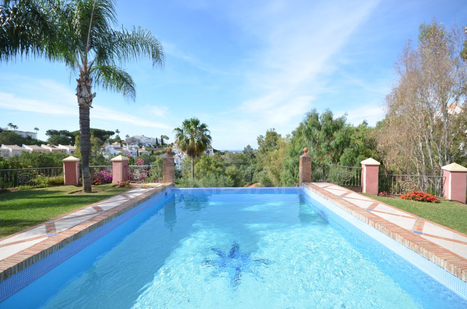 Classic style luxury villa with sea views for sale in ultra-exclusive El Herrojo, Benahavis
