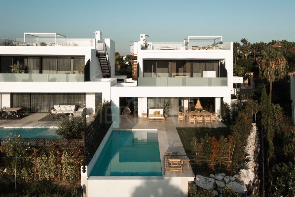 Impressive luxury villa for sale in highly desirable Altos de Puente Romano, Marbella Golden Mile
