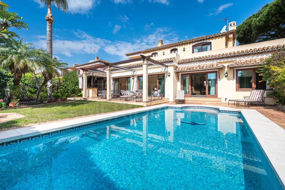 Villa junto a la playa con mucha privacidad y un sinfín de posibilidades en venta en El Presidente, Estepona