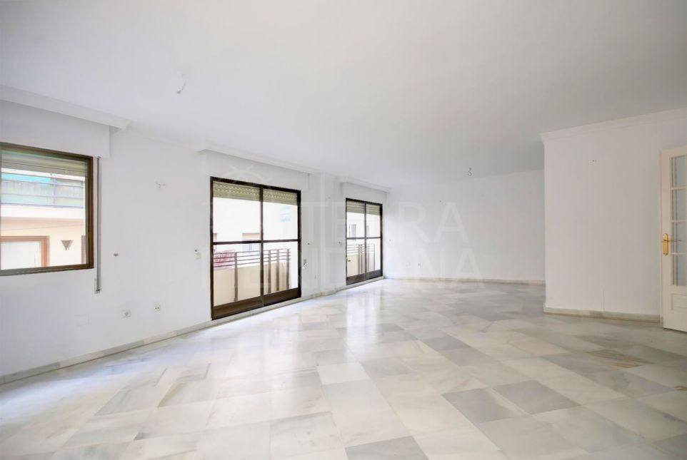 Se venden 2 apartamentos conjuntos en el casco antiguo de Estepona con 2 patios privados y balcón a la calle