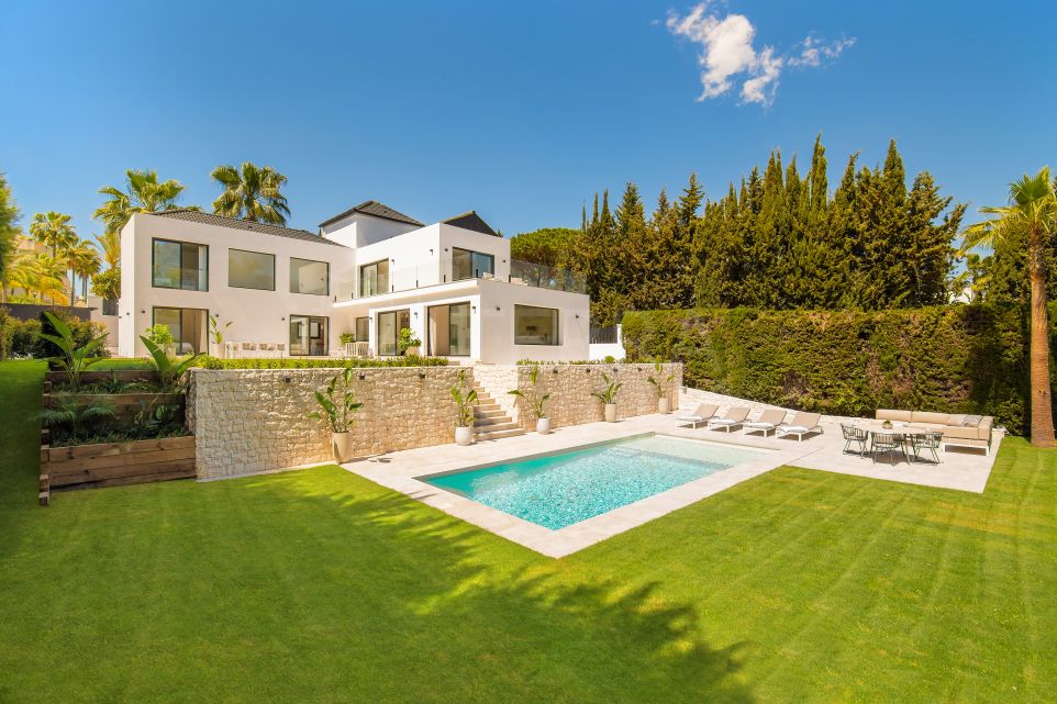 Villa contemporánea atemporal con vistas a la montaña en venta en Nueva Andalucía, Marbella
