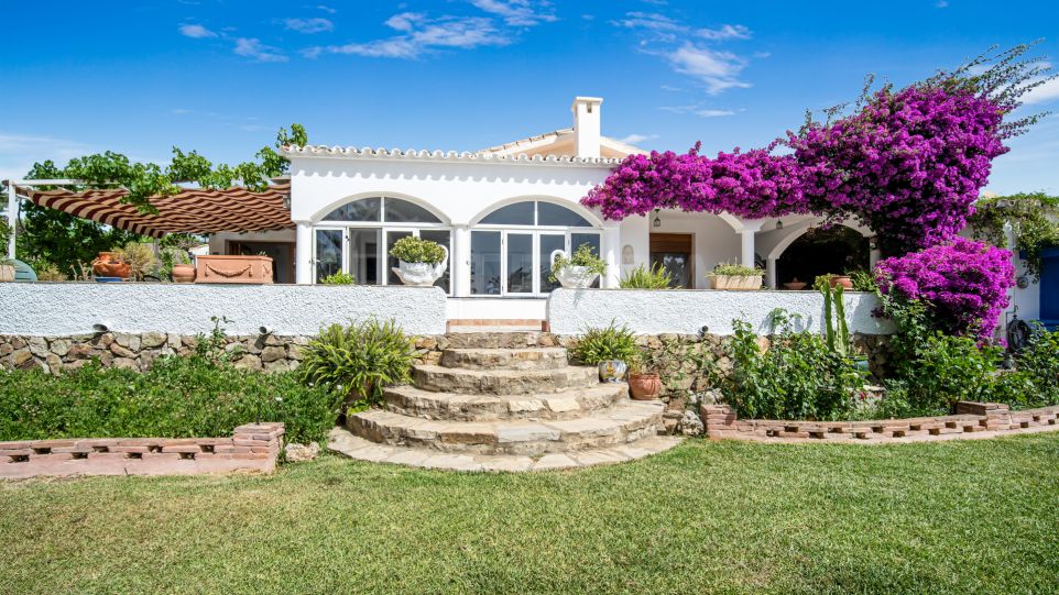 Villa de estilo mediterráneo con mucho encanto y posibilidades en venta en Don Pedro, Estepona
