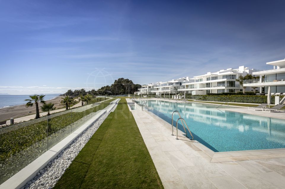 Impresionante apartamento en primera planta con inmejorables vistas al mar de 180º en venta en Emare, Estepona