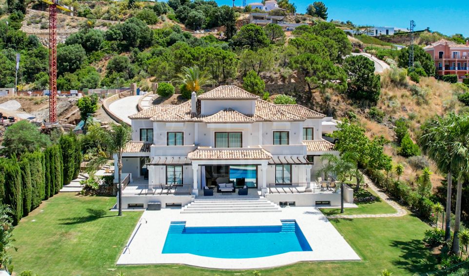 Villa de style méditerranéen avec vue panoramique sur la mer et le paysage à vendre à Monte Mayor, Benahavis