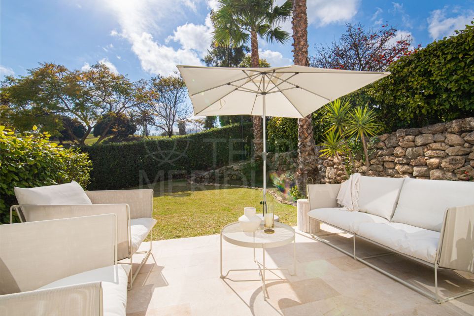 Se vende apartamento en planta baja en primera línea de golf en la deseada La Quinta, Benahavis