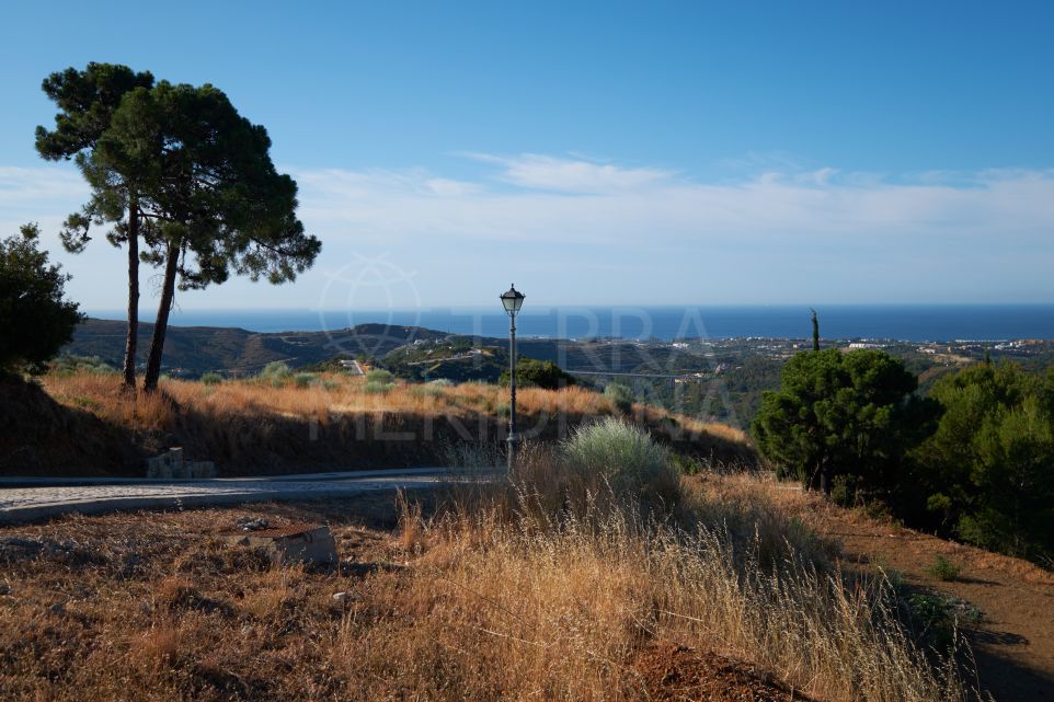 3 plots with villa projects and licenses approved for sale in Monte Mayor Country Club, Benahavis