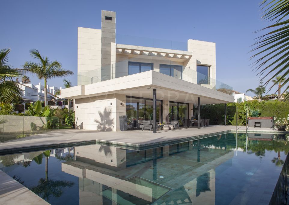 Villa de lujo con un elegante y pulido diseño contemporáneo en venta en Parcelas del Golf, Nueva Andalucía
