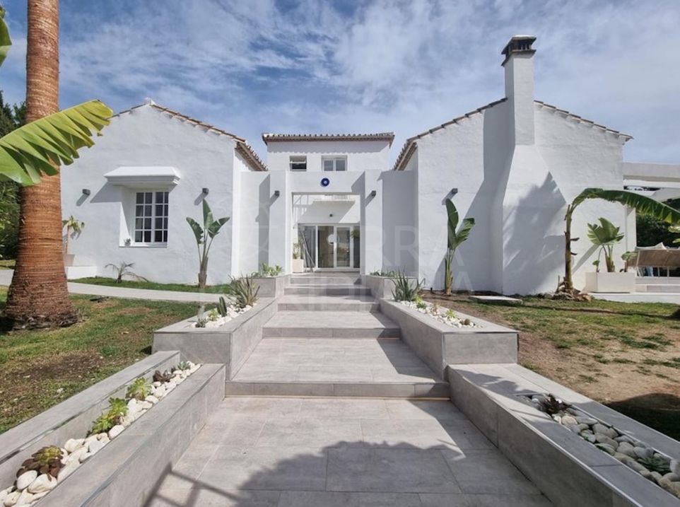 Villa remodelada de 3 dormitorios con un plano sencillo en venta en El Paraíso, Estepona