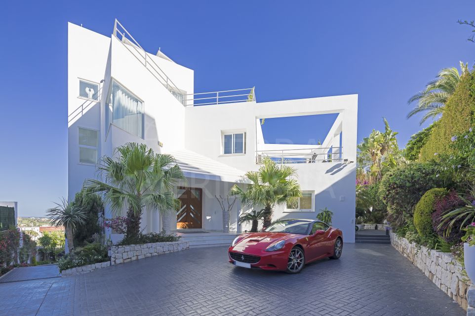 Villa de lujo de diseño excepcional con vistas al mar en venta en El Herrojo, Benahavis