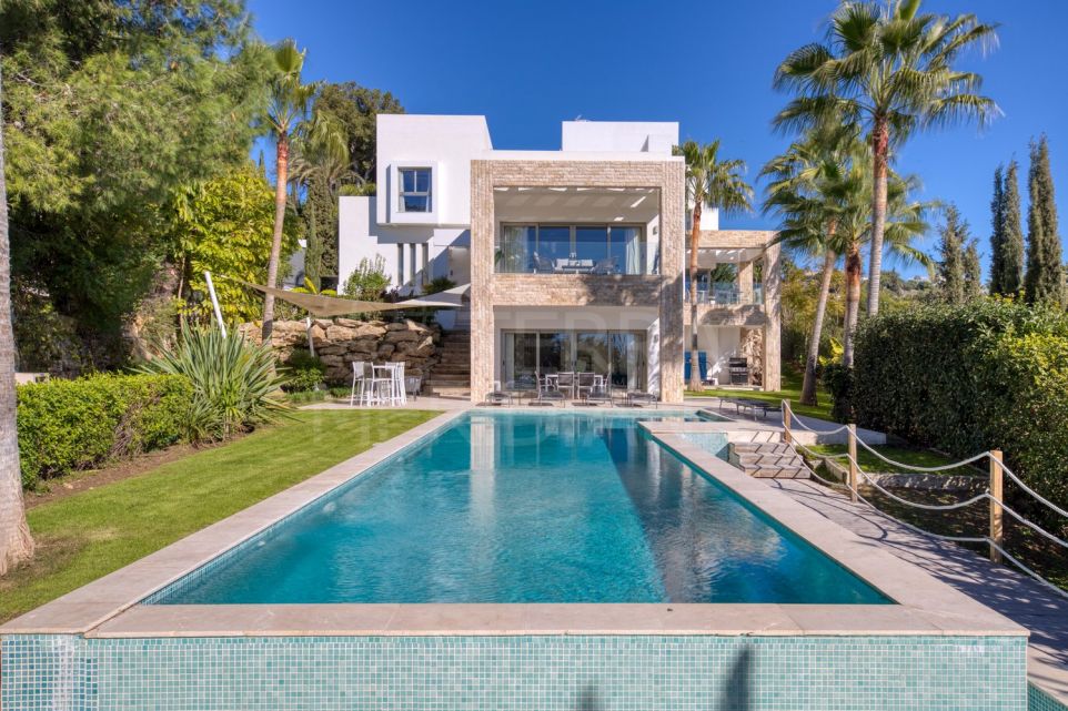 Outstanding 5 bedroom villa with modern luxuries and sea views for sale in Paraiso Alto, Benahavis