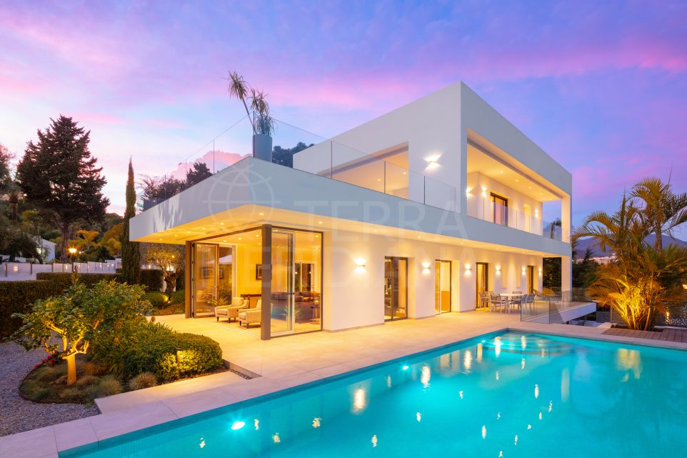 Villa de lujo en venta en la deseada Nueva Andalucía, Marbella, con acabados de diseño de vanguardia
