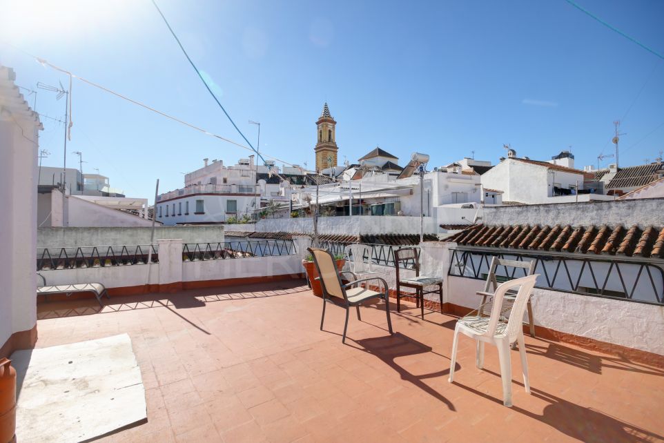 Large townhouse for sale in the old town of Estepona, with large solarium terrace