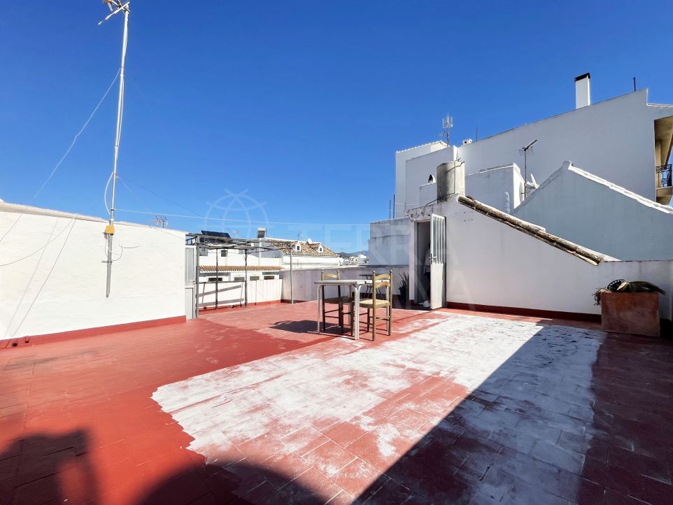 Apartamento en venta en el casco antiguo de Estepona, con terraza solarium y vistas a la montaña
