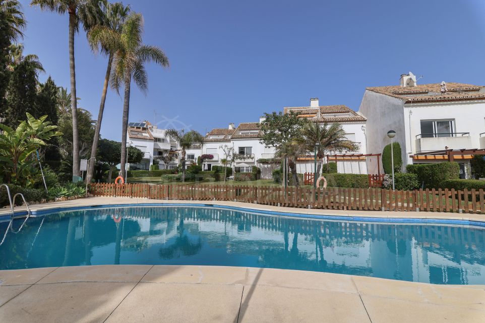 Preciosa casa adosada con jardín y espacios luminosos en venta en primera línea de playa en Bahía Doncella, Estepona