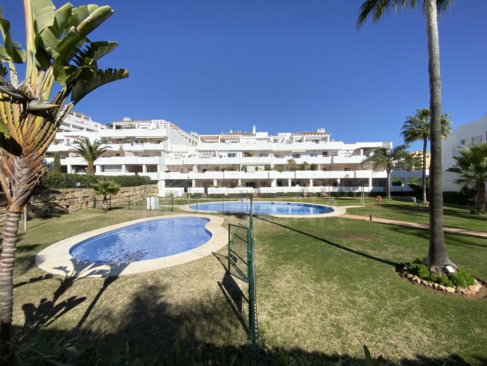 Spacious duplex penthouse with solarium and sea views for sale in the Estepona New Golden Mile