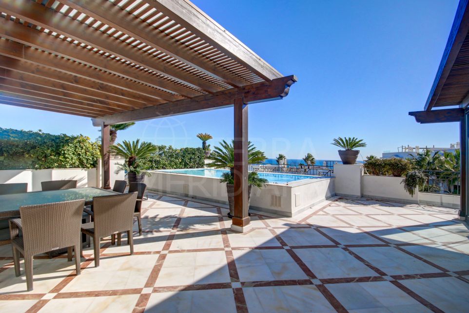 Apartamento de lujo de 3 dormitorios con piscina privada y vistas al mar en venta en comunidad en primera línea de playa en Estepona