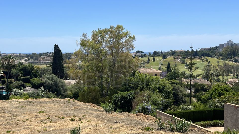 Sizeable plot with glorious views for sale in highly sought after Paraiso Alto, Benahavis