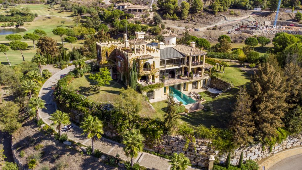 Villa única de estilo Alhambra con piscina cubierta en venta Marbella Club Golf Resort, Benahavis