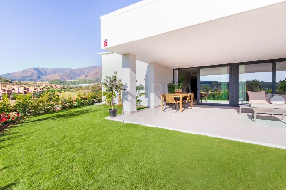 Bright, open ground floor apartment with garden in the brand new development of Azahar de Estepona