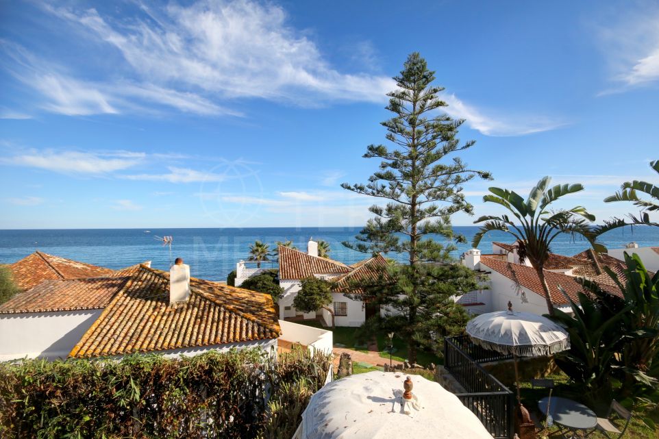 Villa junto a la playa en venta en Bahía Dorada, con vistas panorámicas al mar y jardín privado