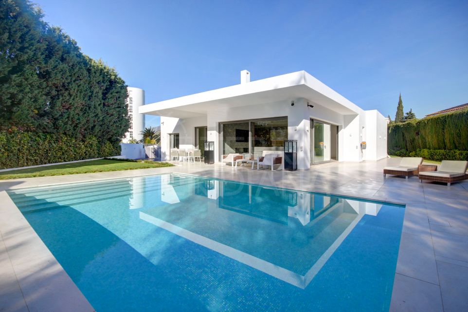 Brand new built contemporary style front-line golf villa for sale in Guadalmina Alta, Marbella