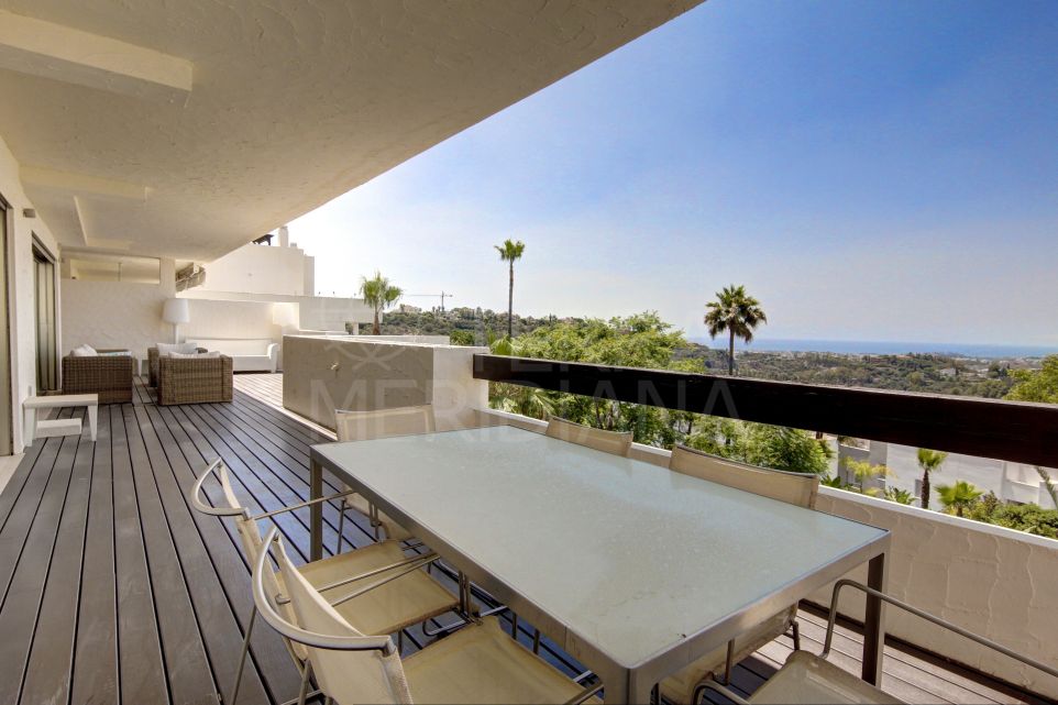Beautiful 3 bedroom modern apartment with sea views for sale in La Azalia, Benahavis