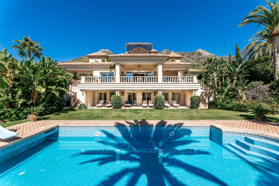 Exquisita villa de lujo con hermosas vistas al mar y 5 dormitorios en venta en Sierra Blanca, Marbella