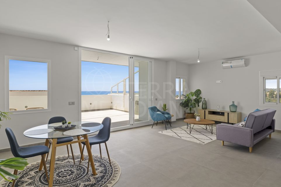 Ático dúplex con vistas panorámicas al mar en venta cerca del puerto de Estepona