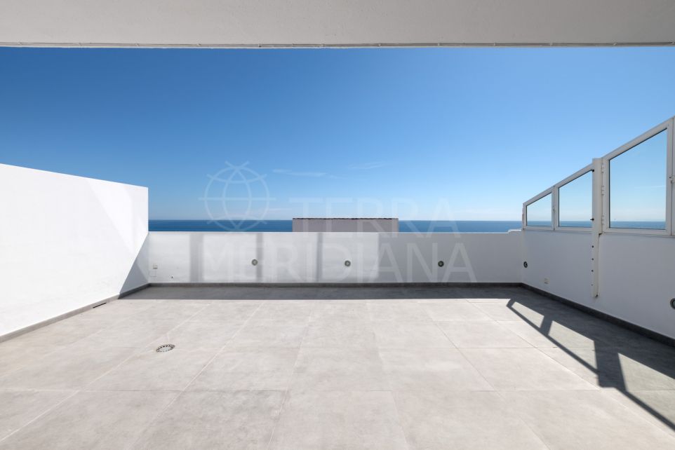 Ático dúplex con vistas panorámicas al mar en venta cerca del puerto de Estepona