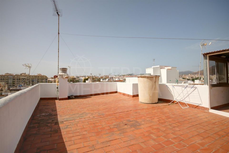 Apartment block with commercial premises for sale in the old town of Estepona, close to the beach