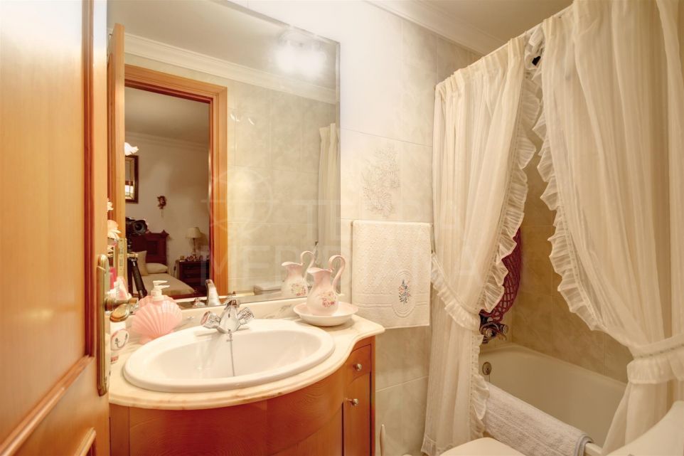 Edificio en venta con 2 apartamentos y local comercial en pleno casco antiguo de Estepona