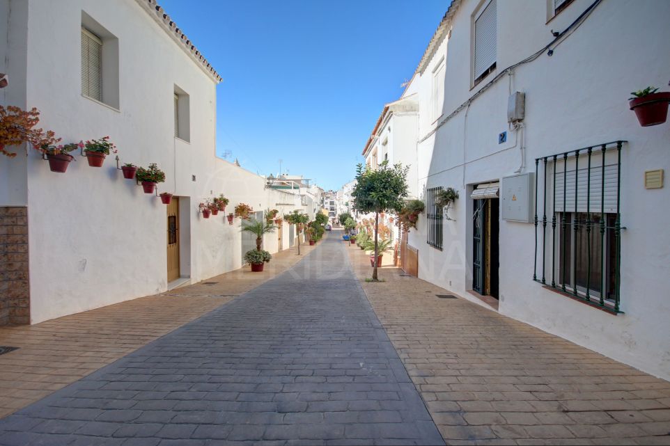 Townhouse for sale in the old town of Estepona with 5 independent apartments