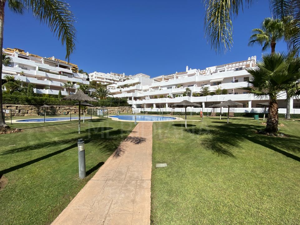 Lovely 2 bedroom apartment with spacious terrace for rent in La Resina, Estepona New Golden Mile