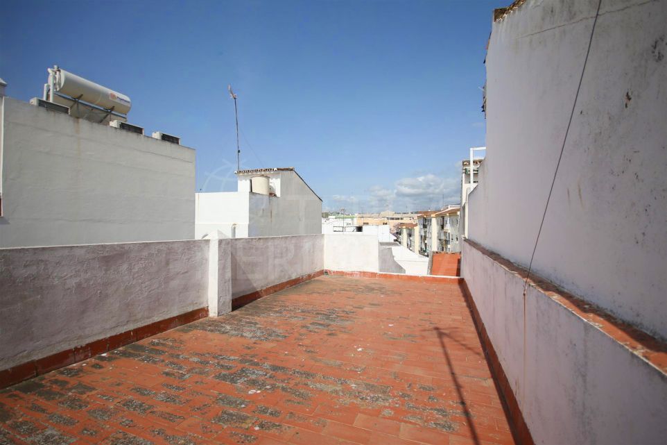 Maison de ville de quatre chambres à vendre dans la vieille ville d'Estepona, avec solarium privé et possibilité de garage.