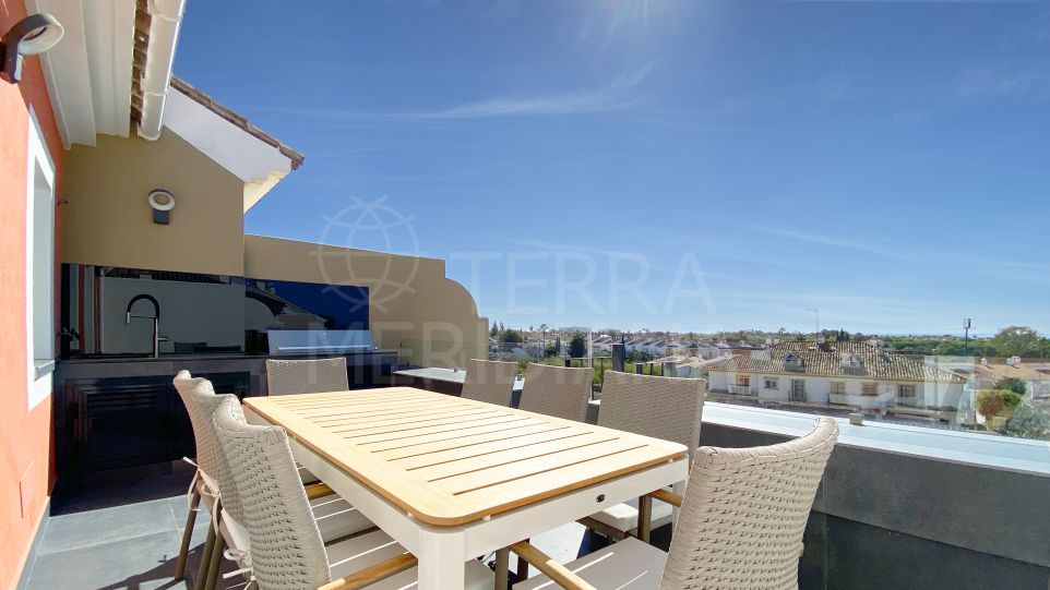 Well located and spacious townhouse with sea views for sale in El Paraiso Estepona New Golden Mile