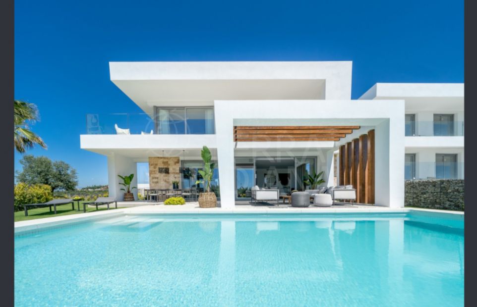 Magnífica villa de estilo moderno de 4 dormitorios recien contruida en venta en Santa Clara, Marbella este