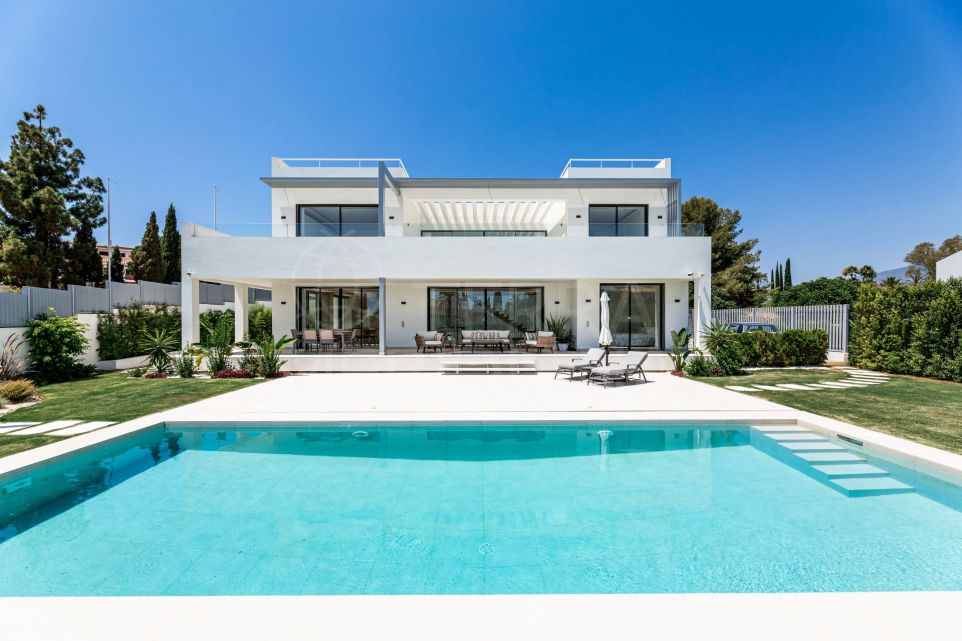 Villa nueva de estilo contemporaneo en venta en la Milla de Oro en Marbella