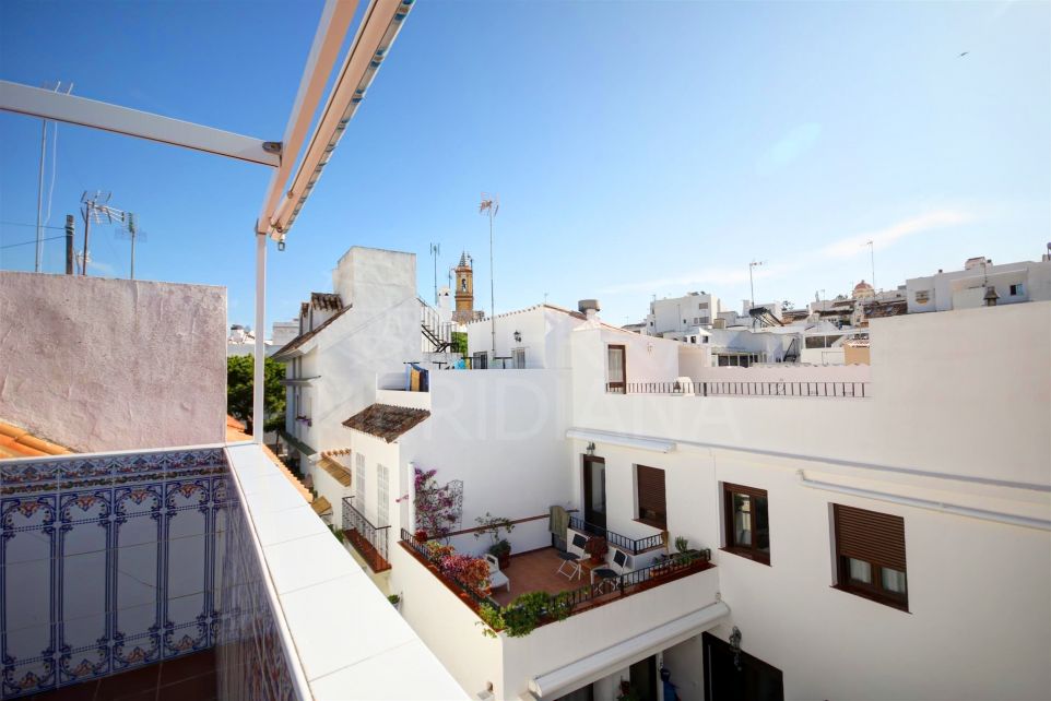 Town house for sale in move in condition with roof terrace in the old town of Estepona