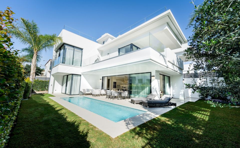 Villa de estilo moderno junto a la playa de 5 dormitorios en venta en la Milla de Oro de Marbella