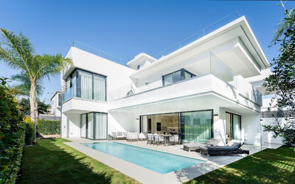 Villa de estilo moderno junto a la playa de 5 dormitorios en venta en la Milla de Oro de Marbella